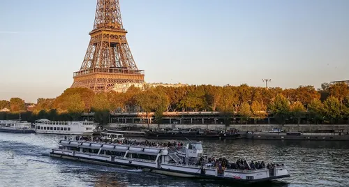 Crue de la Seine : la circulation des péniches interdite à Paris