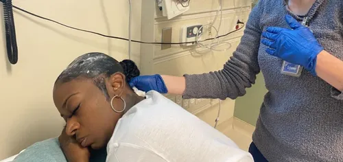 Faute de gel, elle applique de la super glue sur ses cheveux et se...