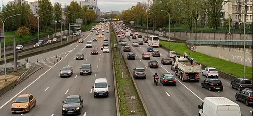 Paris : des milliers de motards manifestent pour le retour de la...