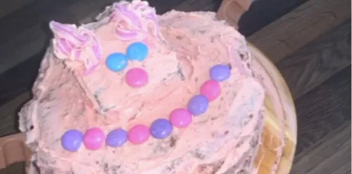 Un gâteau d’anniversaire complètement raté provoque l’hilarité des...