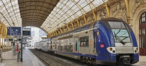 Elle perd les eaux pour la seconde fois dans le même TER et devant...
