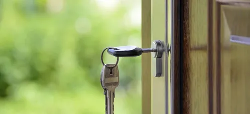 Une propriétaire contrainte de reloger ses locataires malgré les...