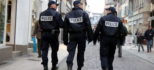 Paris : une policière fournit des renseignements sur ses collègues...