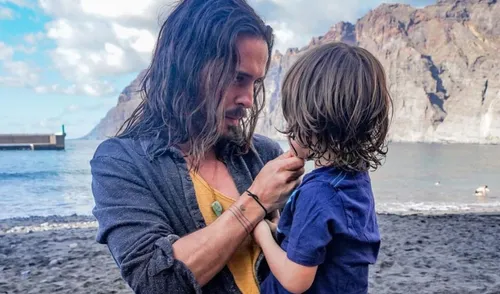 "Devenir papa, ça m'a appris l'humilité" : Flo Delavega se confie...