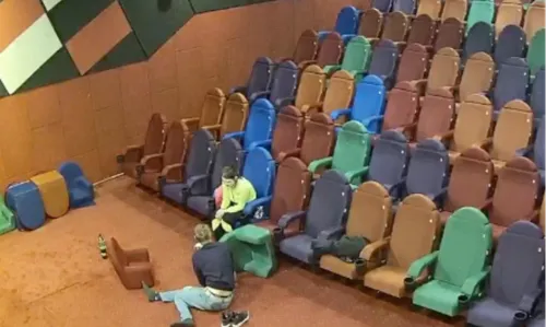 Un couple pénètre par effraction dans un cinéma fermé pour faire...