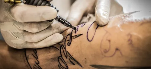 Une start-up dévoile une encre de tatouage qui disparaît...