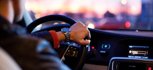 Il allume sa chicha en conduisant, sa voiture prend feu