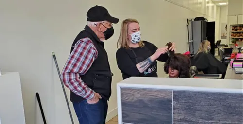 Un septuagénaire se rend dans une école de coiffure pour apprendre...