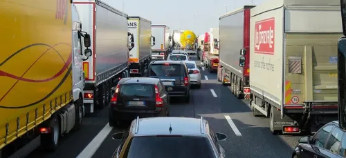 Inattentif, il oublie sa femme enceinte sur une aire d'autoroute