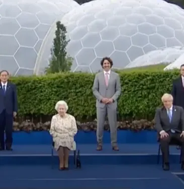 La blague de la reine Elizabeth II fait rire pendant la photo...
