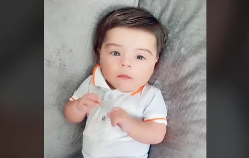 La masse capillaire de ce bébé buzz sur la toile (vidéos)