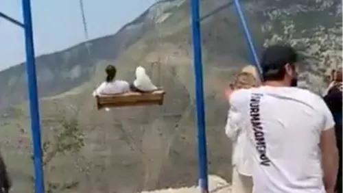 Deux femmes tombent d’une balançoire suspendue au bord d’un canyon...