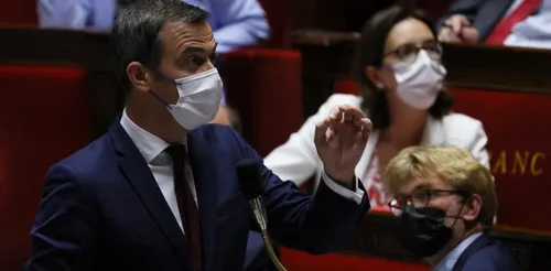 Pass sanitaire : la mesure controversée votée après une nuit...