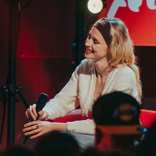 Angèle - Emission spéciale et Live Alouette à La Rochelle