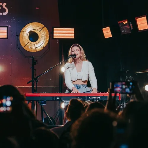 Angèle - Emission spéciale et Live Alouette à La Rochelle