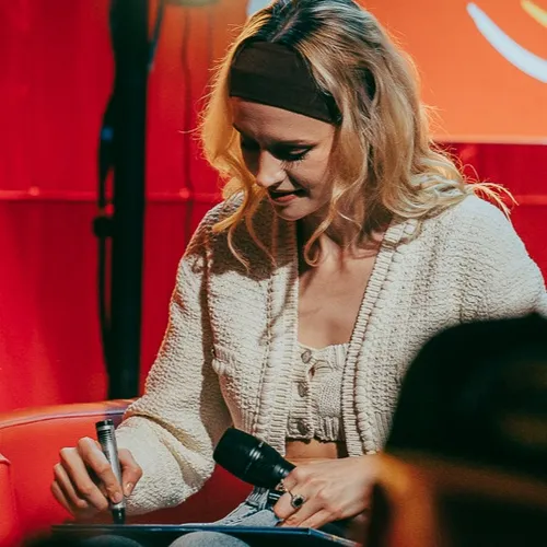 Angèle - Emission spéciale et Live Alouette à La Rochelle