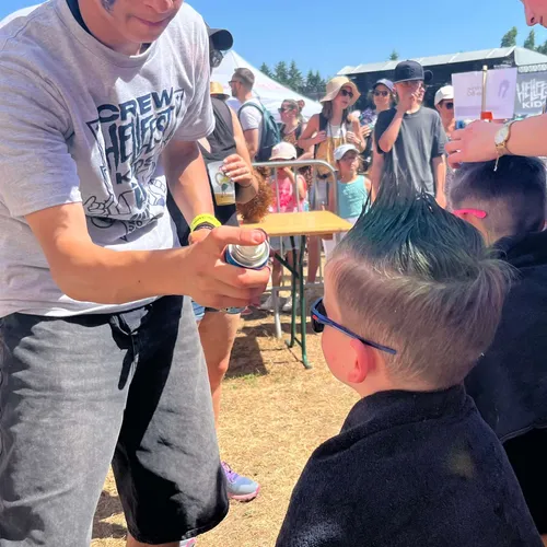 Atelier coiffure de rockstar au Hellfest Kids 2025