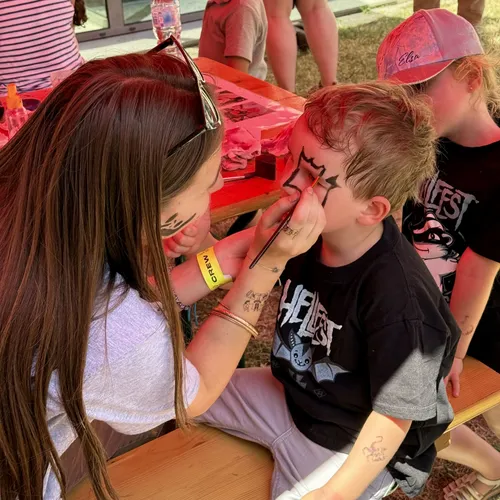 Séance maquillage au Hellfest Kids 2025