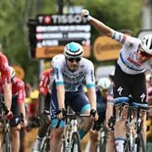 Van der Poel en jaune, PSG brille, Sinner impressionne, Jokic ému :...