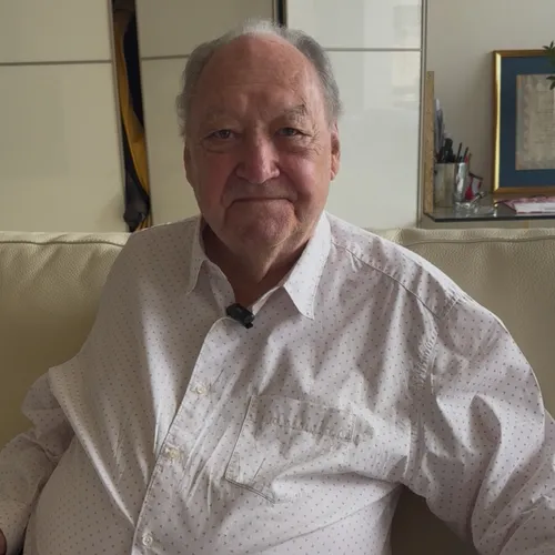 Roland Cayrol alerte sur la fragilité des démocraties dans son...