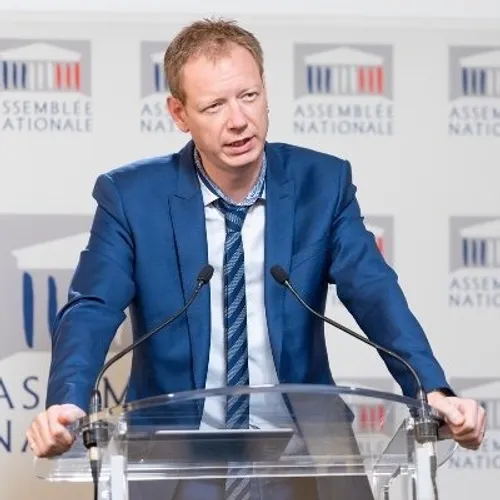  Pierre Dhareville, député PCF, invité de PLURIEL