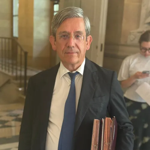 François Bayrou survit à une huitième motion de censure, loin du...