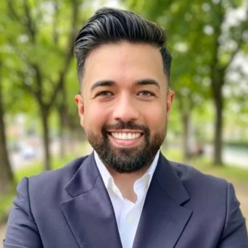  Ergün Toparslan, vice-président et porte-parole de Territoires de...