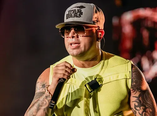 Wisin lance l'Université du chien : La musique parle