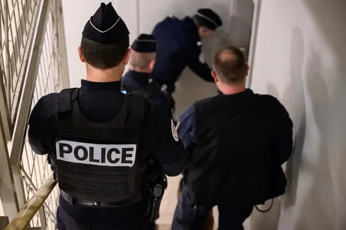5 policiers agressés au couteau par un homme d’une trentaine...