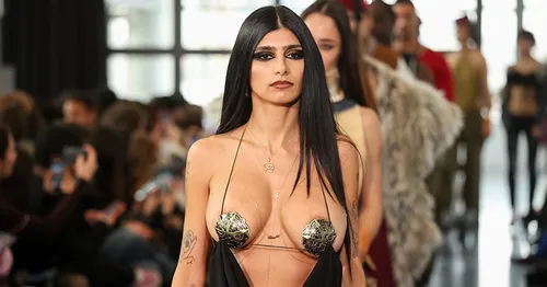 Mia Khalifa en vedette à la Fashion Week : un défilé mémorable