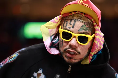 6ix9ine choque avec ses commentaires sur la grossesse de sa petite...
