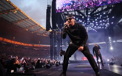 Jul signe un concert historique au Stade de France et retourne le...