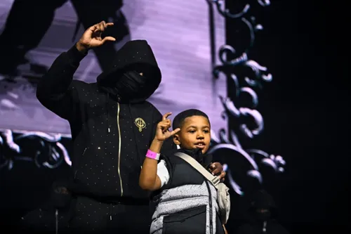 Hommage à Werenoi : une foule immense et une scène marquée par...