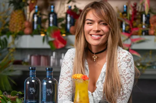 Karol G lance un cocktail Tropicoqueta pour son TropiTour