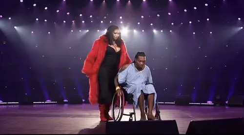 Offset sur scène en fauteuil roulant : retour marquant après la...