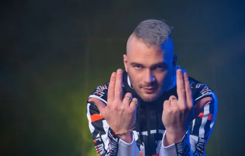 Jul dévoile la date de sortie de son album "Oubliez moi"