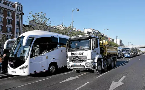 Les routiers manifestent à Paris contre la hausse des carburants