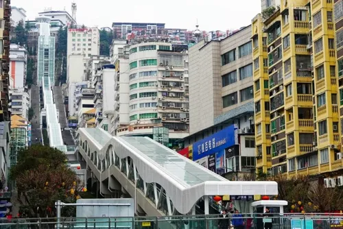 L'escalator le plus long du monde : 1 kilomètre en 20 minutes