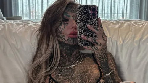 Amber Luke : la femme la plus tatouée au monde en quête de...