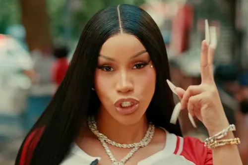 Cardi B révèle que le clip « AH HA » a coûté plus d'un million de...