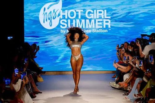 Megan Thee Stallion lance sa collection de maillots de bain Hot...