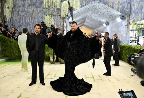 Sam Smith révèle le poids incroyable de son look au Met Gala 2026