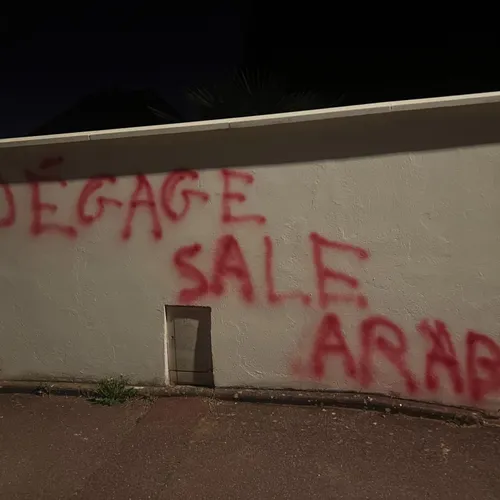 Insultes racistes à Marseille et tag haineux à Buchelay : deux...