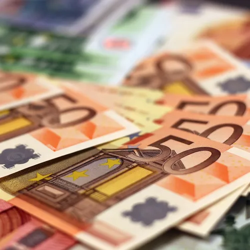 Allocation touristique : le versement en espèces suspendu au profit...