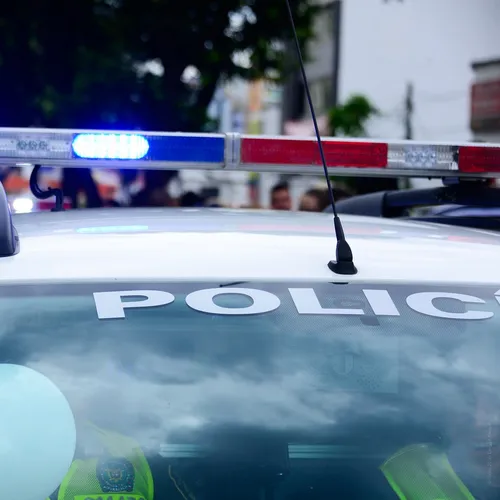 Des affiches racistes menaçant des enfants retrouvées dans un...