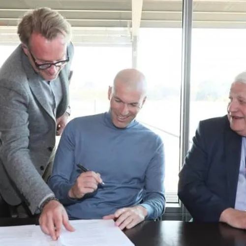 [SPORT]: Zinedine Zidane ouvre un complexe sportif à Istres .