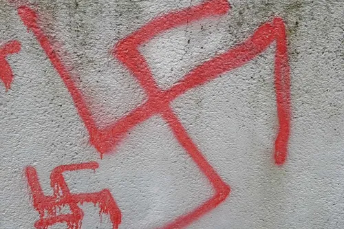 Martigues : des croix gammées sur le local du Parti communiste,...