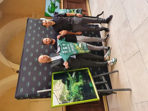 [SPORT] Présentation du nouveau maillot de l'USAM Nîmes Gard