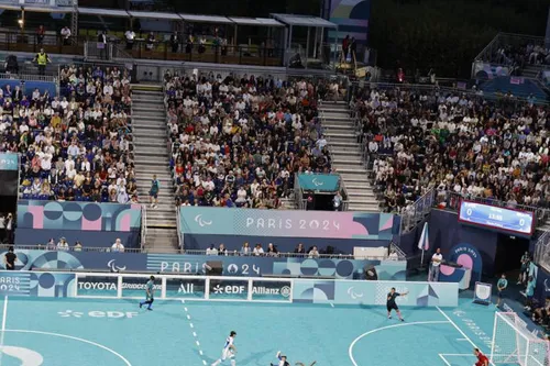 [ SPORT ] L'image forte d'une ola silencieuse lancée pour les Bleus...