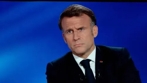 [ POLITIQUE ] Macron esquisse des référendums et promet des...